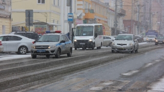 Снегопад в Саратове. Водителей призывают быть внимательными на дорогах