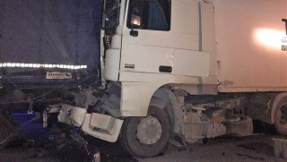 Водитель фуры менял колесо на трассе. Его не заметил другой большегруз