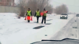 Под Энгельсом рабочие укладывают асфальт в снег