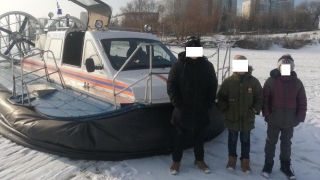 Спасатели вернули на берег гулявших по льду Волги детей