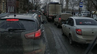 Подъезды к мосту Саратов – Энгельс встали с обеих сторон
