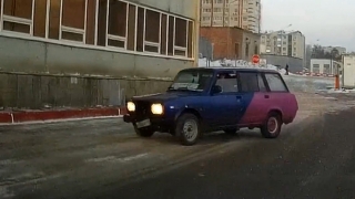 Возле саратовского ТЦ задержали любителя дрифта на "четверке"