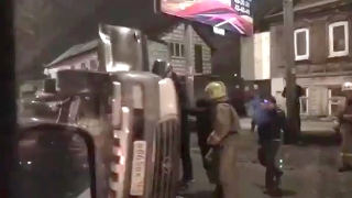 На Соколовой "Land Cruiser" опрокинулся после встречи с "Приорой"