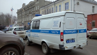 К облдуме и мэрии прибыли автобус ОМОН и машины полиции