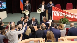 Регламент Саратовской облдумы изменен под звуки сирен и крики