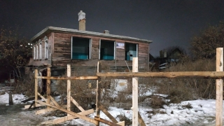 Хибары в центре Саратова спешно закрывают забором