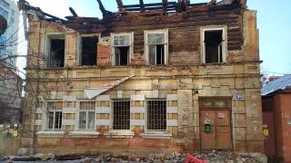 Центр Саратова больше полугода "украшает" сгоревший аварийный дом