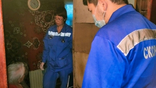 Спасатели по льду Волги доставили медиков "скорой" к 82-летней пациентке