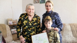 Росгвардейцы поздравили с 23 февраля "Бранденбургскую Мадонну"