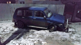 На 6-й Дачной водитель "Нивы" врезался в столб и бросил раненого пассажира