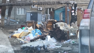 Жители дома на Чапаева просят вывезти мусор