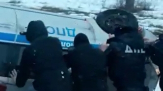 Саратовцы помогли сотрудникам ДПС перевернуть их машину