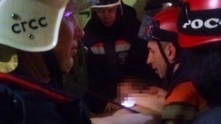 Женщина упала на стальные прутья недостроенной лестницы