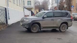 Очевидец: автоледи на "Лэнд Крузере" каждый день блокирует тротуар у школы
