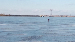 Балаковские спасатели вернули на берег гулявших по Волге детей