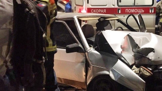 Молодой водитель протаранил такси и врезался в столб. Есть пострадавшие