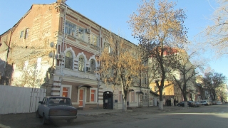 На улице Яблочкова реконструируют два аварийных дома-памятника