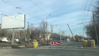 И дня не прошло: дорога у Трофимовского моста вновь перекрыта