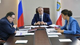 Губернатор объявил выговоры зампреду и министру и потребовал увольнений