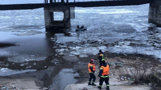 Саратовец пытался плыть между волжских льдин на резиновой лодке