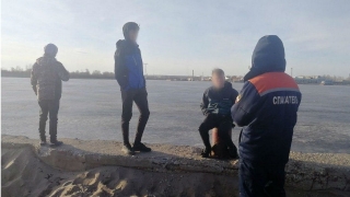В Балакове спасатели вывели со льда очередных подростков