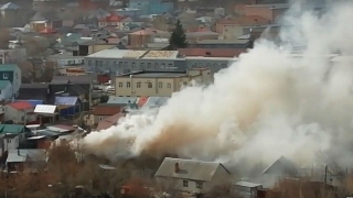 Дым от горящего гаража виден далеко от улицы Танкистов