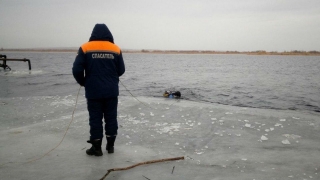 На Волге под Саратовом дайвер заблудился подо льдом и утонул