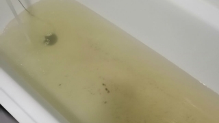 Жители Энгельса массово жалуются на "желтую" воду