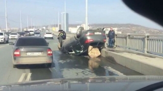 На мосту через Волгу женщина-водитель опрокинула иномарку на крышу