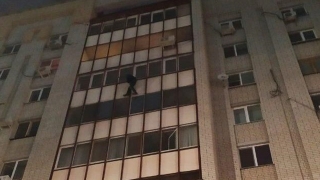 Ночью саратовец повис на балконе седьмого этажа