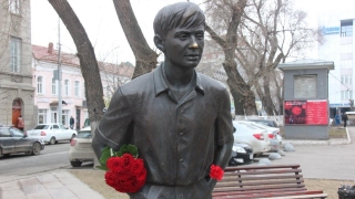 Два года без Олега Табакова. Саратовцы несут цветы к памятнику