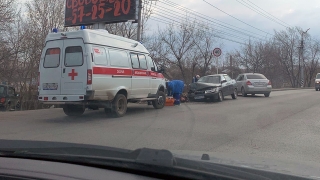 Водитель "десятки" средь бела дня врезался в столб в Энгельсе