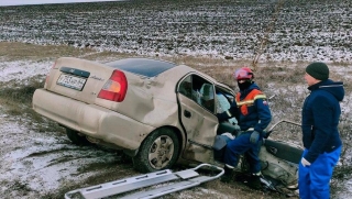 "Hyundai Accent" улетел в кювет после столкновения с "Приорой"