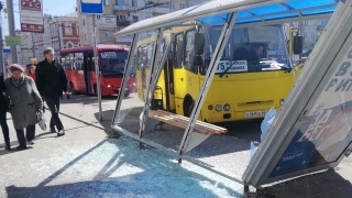 На Привокзальной площади микроавтобус врезался в остановку