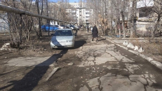 Жители домов на Лебедева-Кумача: "Можно сломать ногу или разбиться"