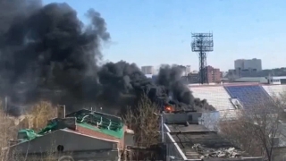 Черный дым над городом: на кровле трибуны "Локомотива" горит битум