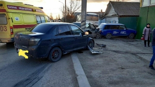 Тройное ДТП в Энгельсе: пострадали два человека, опора ЛЭП и забор