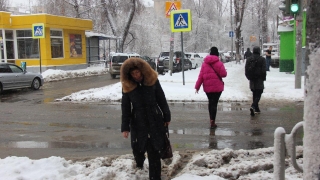 Снегопад в Саратове: цифры мэрии и пешеходы в лужах