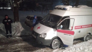 На проспекте Строителей мужчина угрожал выбросить жену из окна
