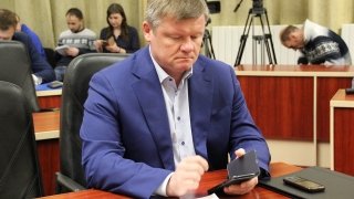 Михаил Исаев оплатил семитысячный долг за мобильную связь
