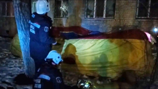 В Саратове 83-летняя женщина повисла на балконе пятого этажа