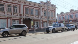 Около зданий облправительства в центре Саратова работают кинологи и ОМОН