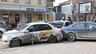 Два таксиста не поделили дорогу в центре Саратова