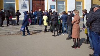 Коронавирус. Саратовцы выстроились в длинные очереди за спецпропусками