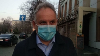 Василий Разделкин рекламирует маски по 40 рублей за штуку