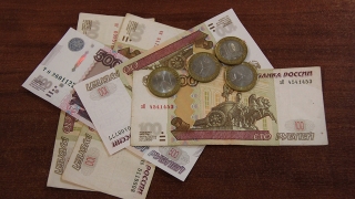 Россиянам вновь напомнили о вирусной опасности денежных купюр