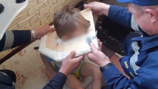 На Крымской спасатели вытащили ребенка из кошачьей будки