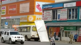 Сильный ветер начал сносить рекламные щиты
