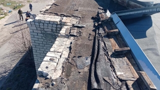 Жильцы двухэтажного дома: крышу снесло, кирпичи падают на газовую трубу