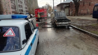 В центре Саратова сгорел "Фольксваген Гольф"